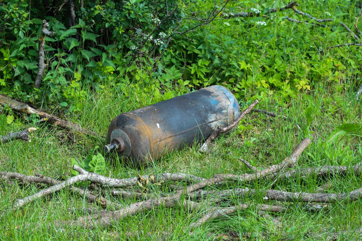 Radiniai: po nuodėguliais ugniagesiai rado tris dujų balionus.