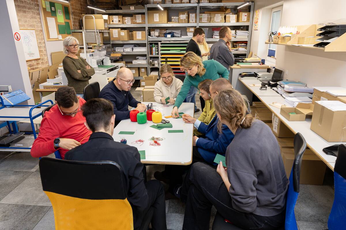 Požiūris: „Pilnose širdyse“ laikomasi filosofijos, kad žmogui naudinga įgyti konkrečių įgūdžių, nes tai sukuria prasmės jausmą, ypač kai žmogus gali savimi bent iš dalies pasirūpinti.