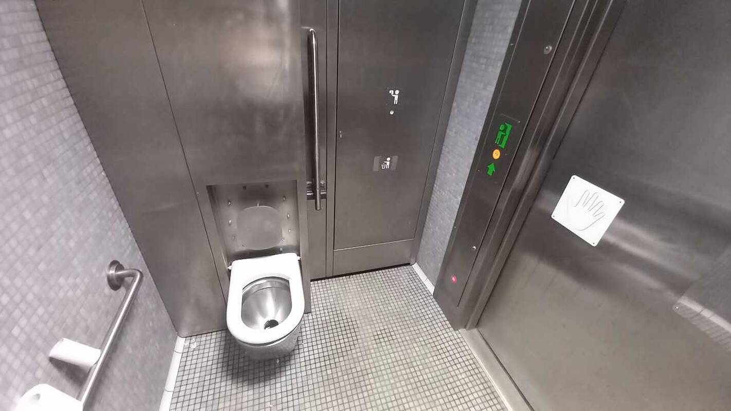 Modernu: Vingio pasaže esantis tualetas nustebino švara.