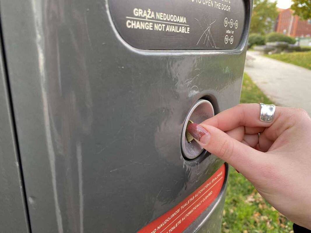 Minusas: ne visi tualetai yra pritaikyti atsiskaityti bankine kortele – leidžiama tik grynaisiais, be galimybės gauti grąžą.