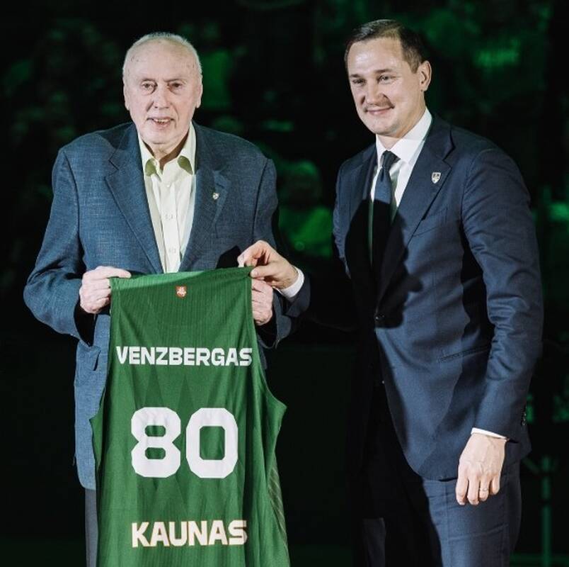 Pagerbė: jubiliatą R. Venzbergą pasveikino „Žalgirio“ klubo prezidentas P. Jankūnas.