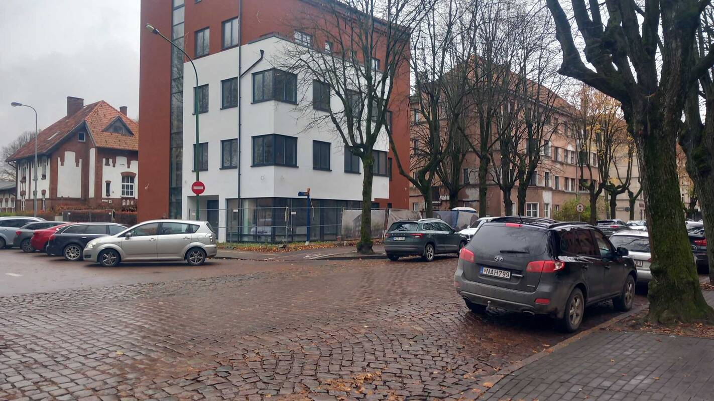 Skundėsi: Klaipėdos universiteto studentai pasigenda nemokamų stovėjimo vietų prie fakultetų, čia stovi ir kitų klaipėdiečių automobiliai.