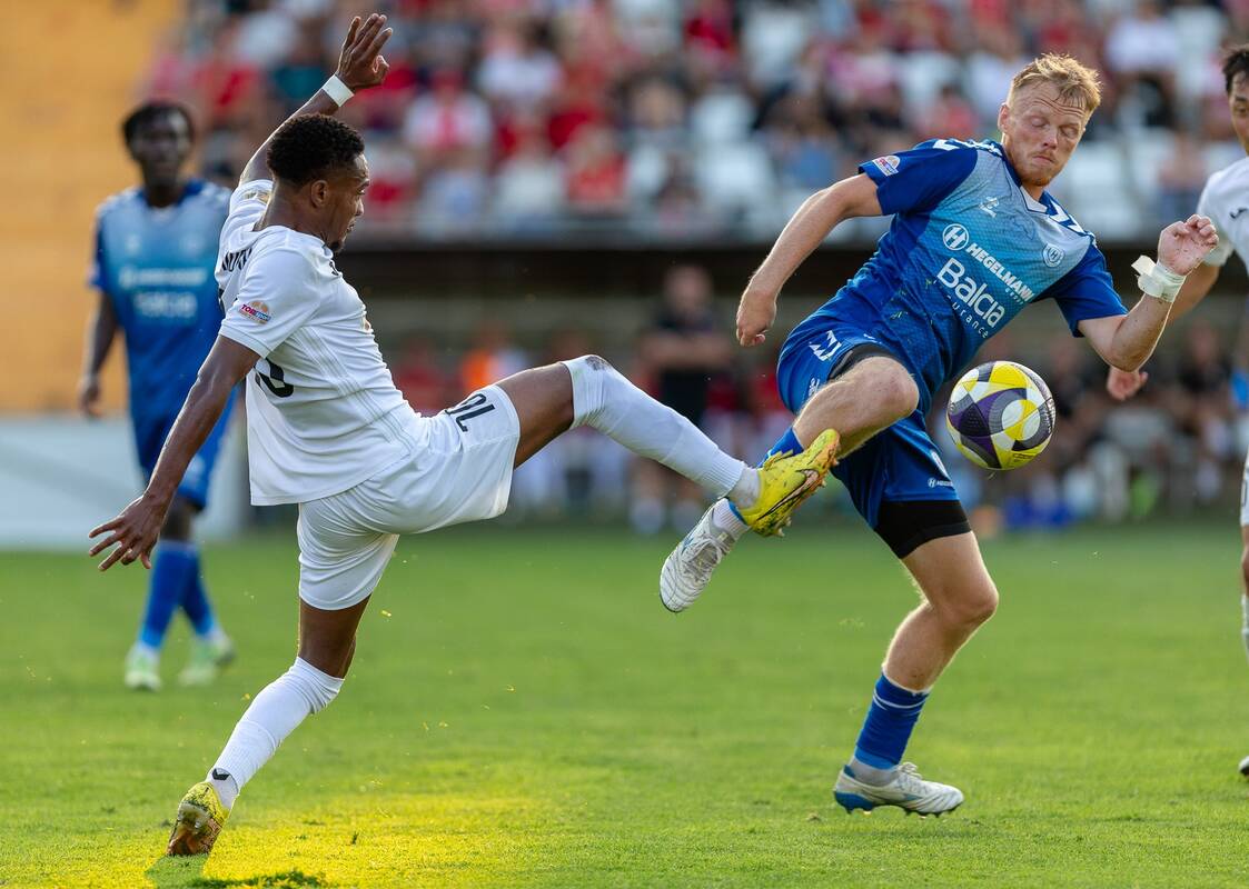 Kulminacija: „Hegelmann“ futbolininkams (mėlynos spalvos apranga) mačo su „Sūduva“ baigtis gali lemti sidabro medalius.