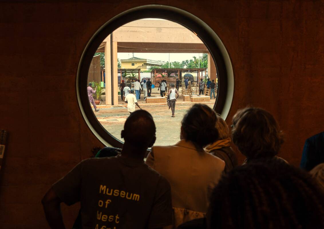 Išpuolis: į Vakarų Afrikos meno muziejaus kiemą įsiveržė apie 20 vyrų, kai kurie jų ginkluoti medinėmis lazdomis, ir svečiams teko slėptis viduje.