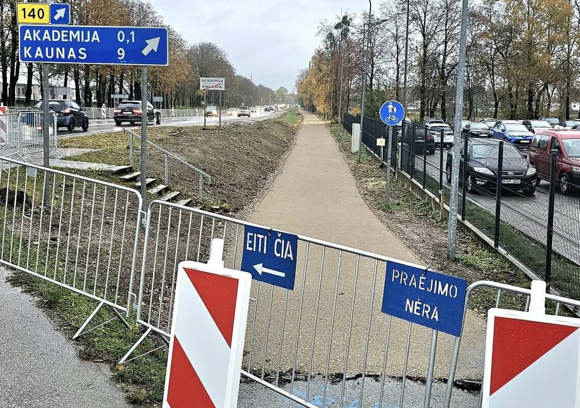 Darbai: tvarkomas 1,22 km ilgio intensyvaus eismo pėsčiųjų ir dviračių takas krašto kelyje Kaunas–Zapyškis–Šakiai.