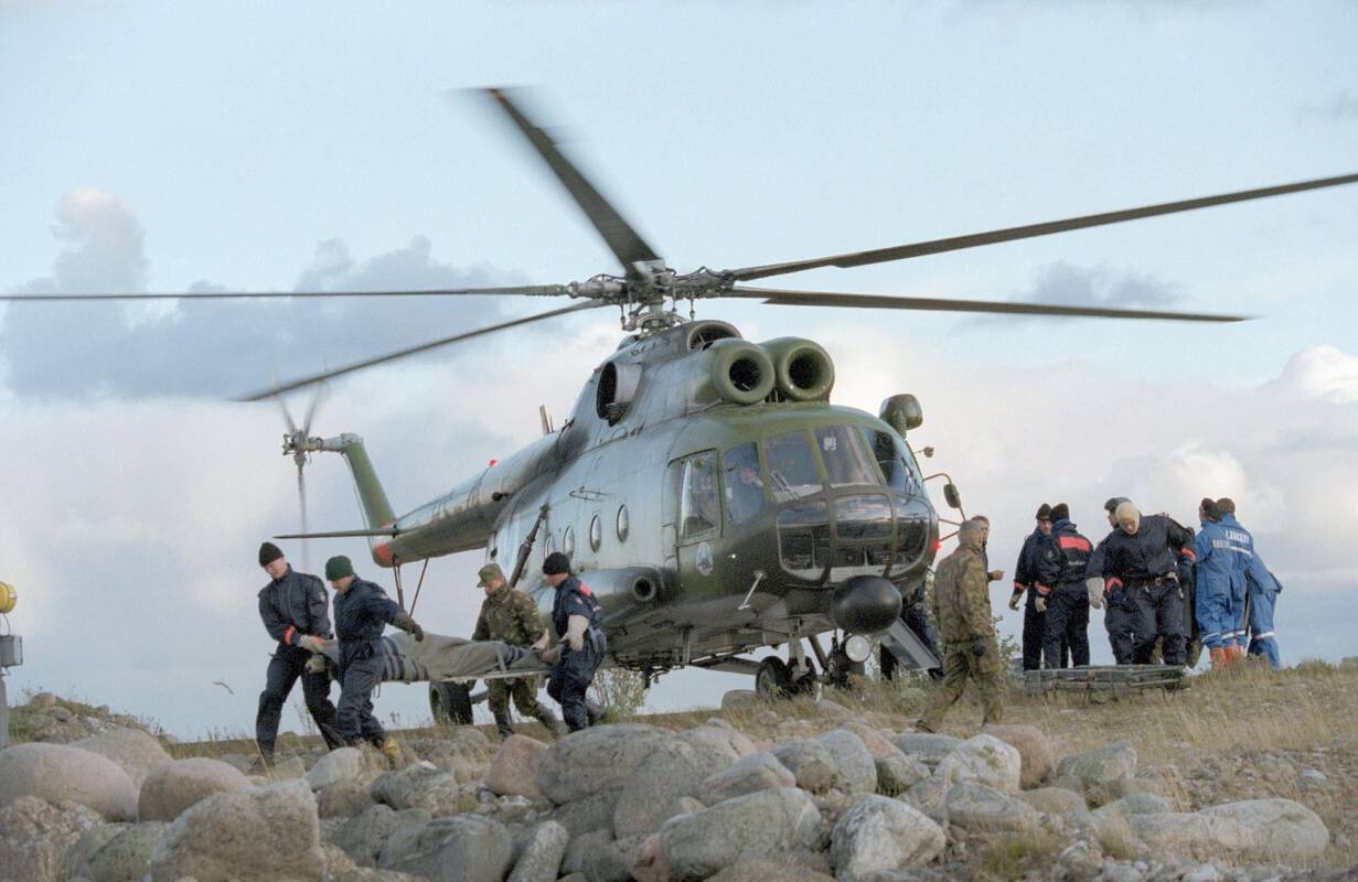 Įamžino: šioje 1994 m. rugsėjo 28 d. darytoje nuotraukoje gelbėtojai Uto saloje evakuoja sužeistuosius po kelto „MS Estonia“ katastrofos, kurios metu Baltijos jūroje nuskendo 852 žmonės.