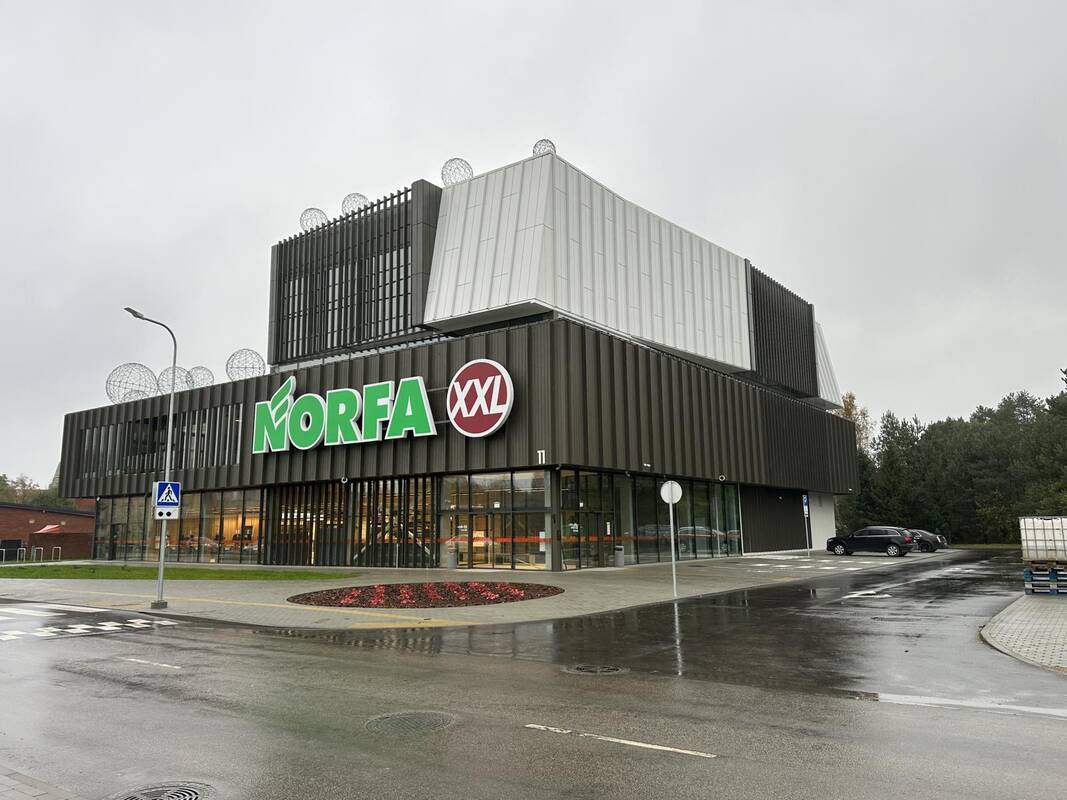 Laukimas: palangiškiai dar prieš oficialų parduotuvės atidarymą domėjosi, kada pagaliau ji atvers duris.