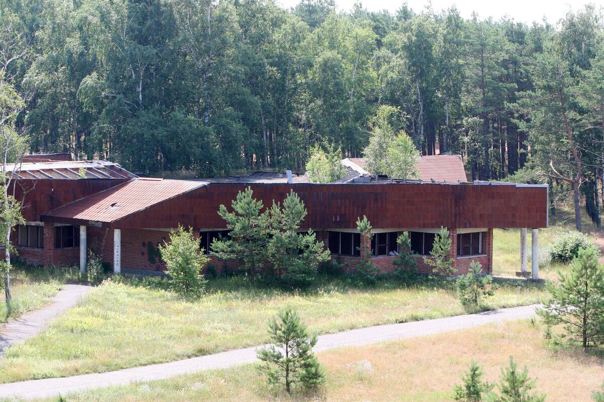 Situacija: dar vieno apleisto statinio – Smiltynės g. 34 – likimas irgi neprognozuojamas, nors šis Rusijos piliečiui priklausančios bendrovės „Jūros kranto rezidencija“ turtas pagal pirminius planus turėjo tapti išskirtiniu statiniu Kuršių nerijoje.