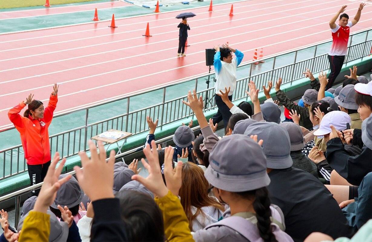 Iniciatyva: žaidynių organizatoriai surengė gestų kalbos mokymus savanoriams ir būsimiems žiūrovams.