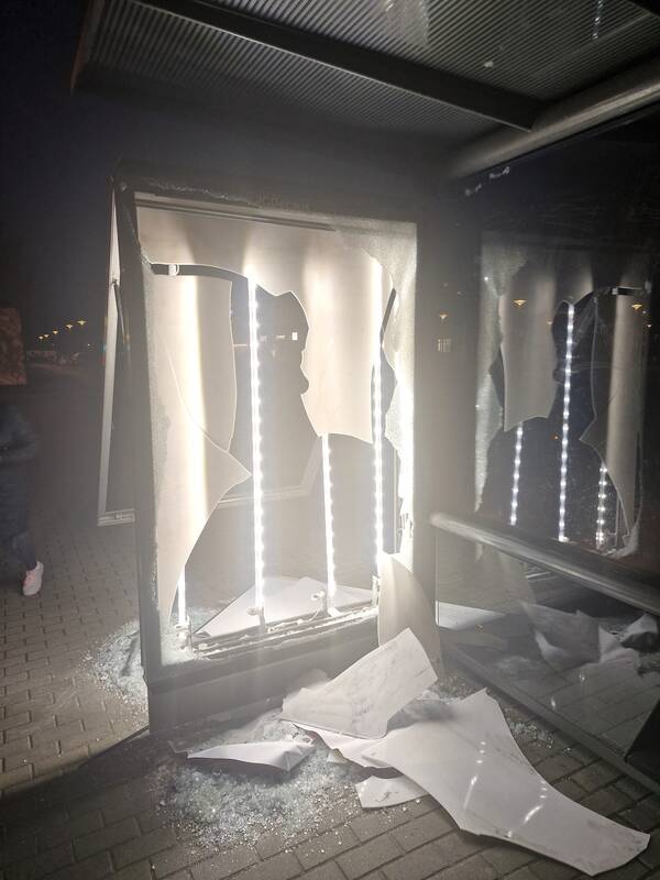 Vandalizmas: ankstų penktadienio rytą klaipėdiečiai, atėję į Pempininkų autobusų stotelę, rado sudaužytą laukimo paviljoną.