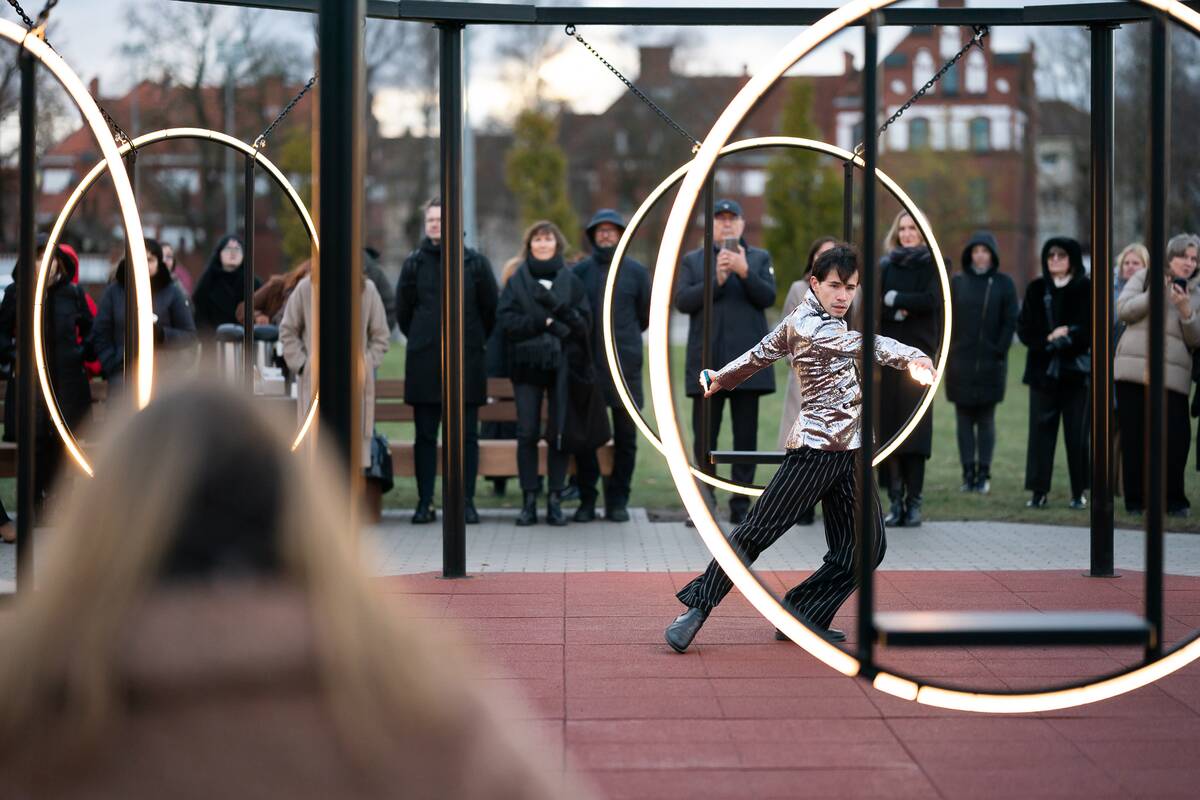 Pasirodymas: artistas M. Mordasov kartu su KU studentais atliko šokio miniatiūrą.