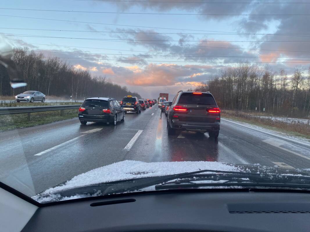 Gaišatis: kol avariją patyrę vairuotojai užpildė eismo įvykio deklaraciją, kiti žmonės laukė kelis kilometrus nusidriekusioje eilėje.