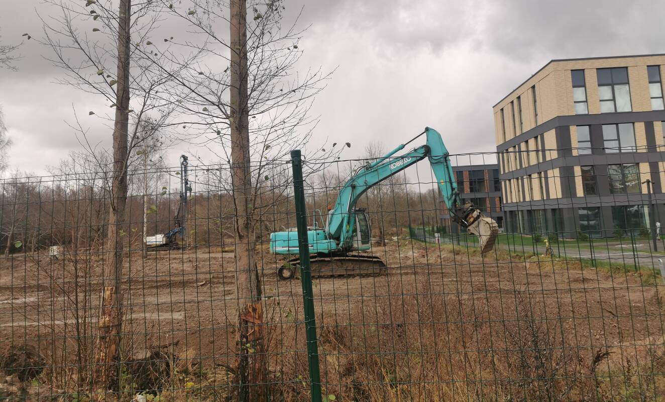 Skundėsi: greta Tauralaukio progimnazijos vykstantys triukšmingi statybos darbai klaipėdiečiams kelia erzelį.