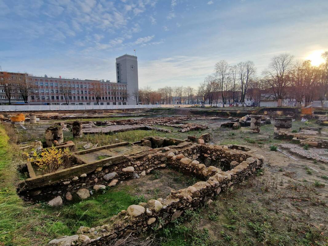 Ramybė: klaipėdiečiai į Atgimimo aikštę žvalgosi pro plyšius tvoroje ir svarsto, kiek ilgai miesto širdyje riogsos griuvėsiai. 