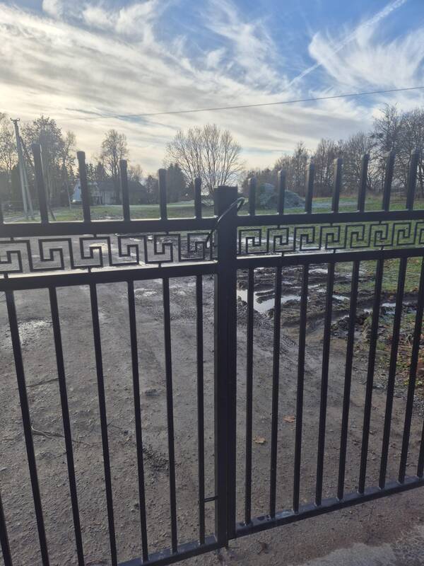 Užrakinta: kapinių vartus juosė spyna.