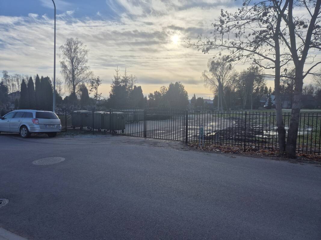 Taisyklės: į kapinių teritoriją galima įvažiuoti tik su leidimu.