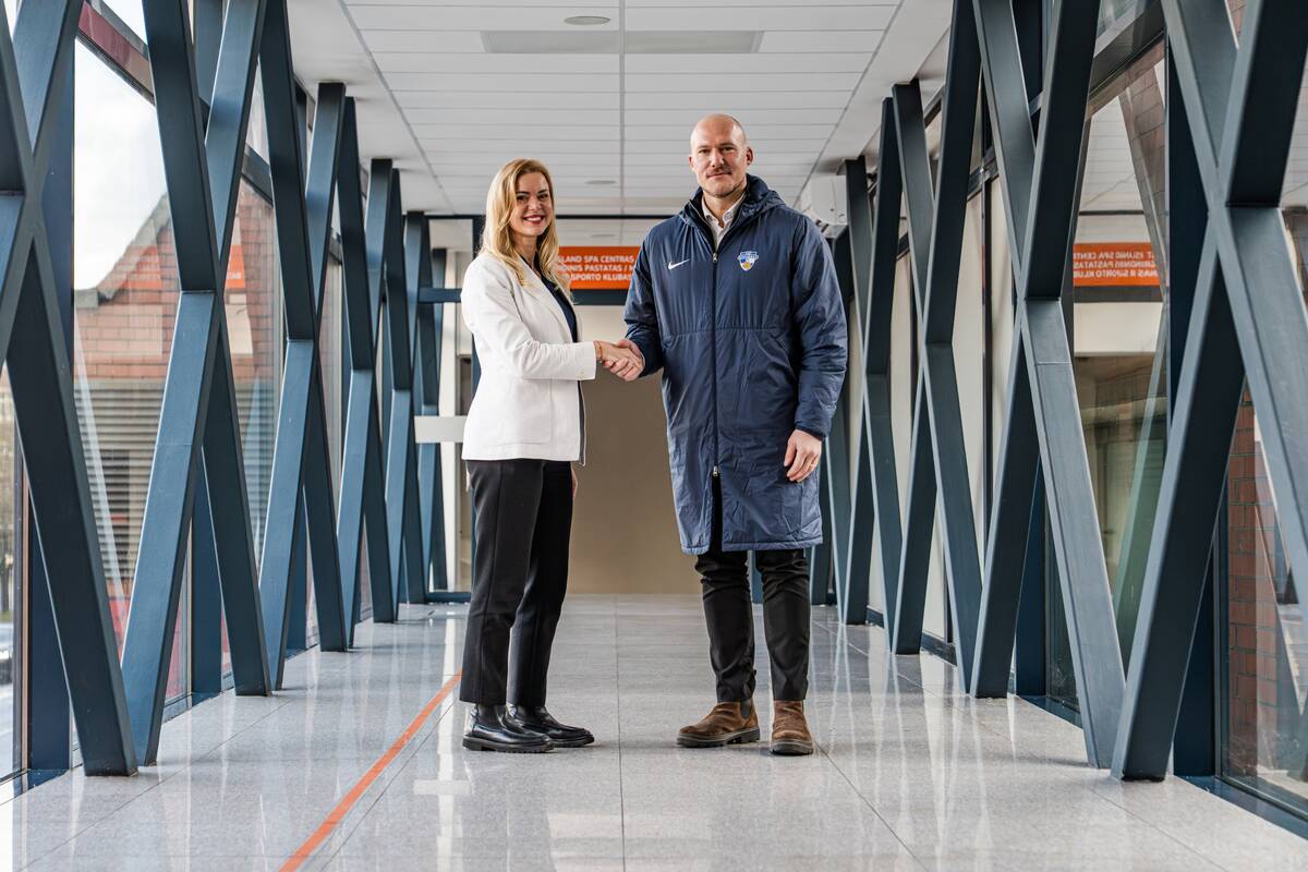 Veikla: tikimasi, kad bendradarbiavimas atneš naujų galimybių – sutartį pasirašė „Klaipėdos dienraščio“ direktorė L. Čekanavičė ir „Neptūno“ vadovas M. Mažeika.