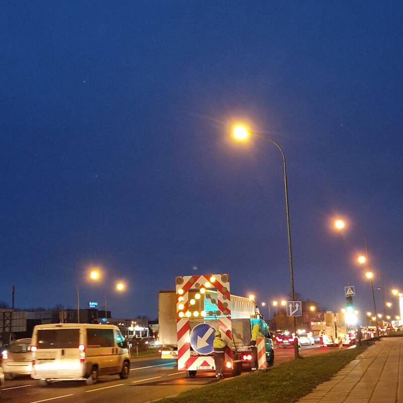 Eismas: vakar asfaltavimo darbai vyko iš pat ryto, apie tai bylojo darbuotojų atgabenta technika.