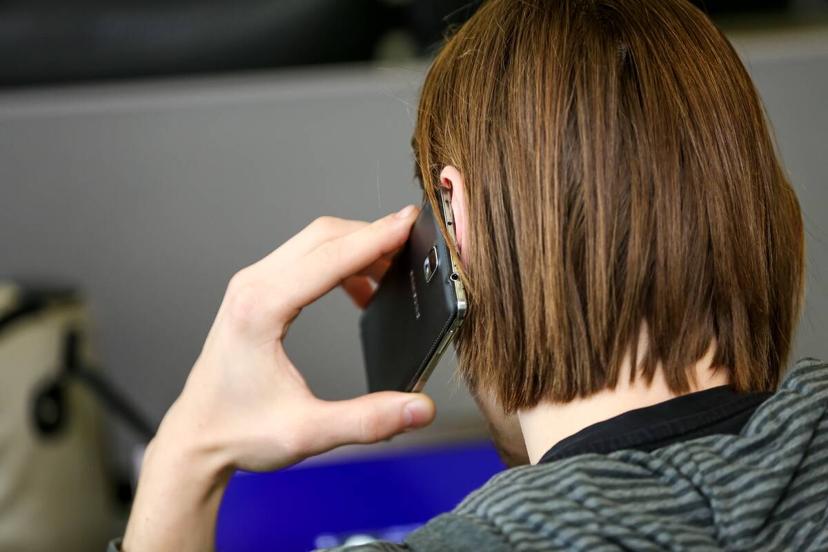 Nežinomybė: naudojantis įvairiomis platformomis, ne visada aišku, kas iš tiesų slepiasi po profiliu ir kokiais tikslais siekia užmegzti kontaktą.