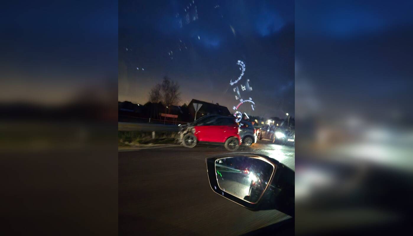 Avarija Pajūrio gatvėje: į kelio atitvarą trenkėsi du automobiliai