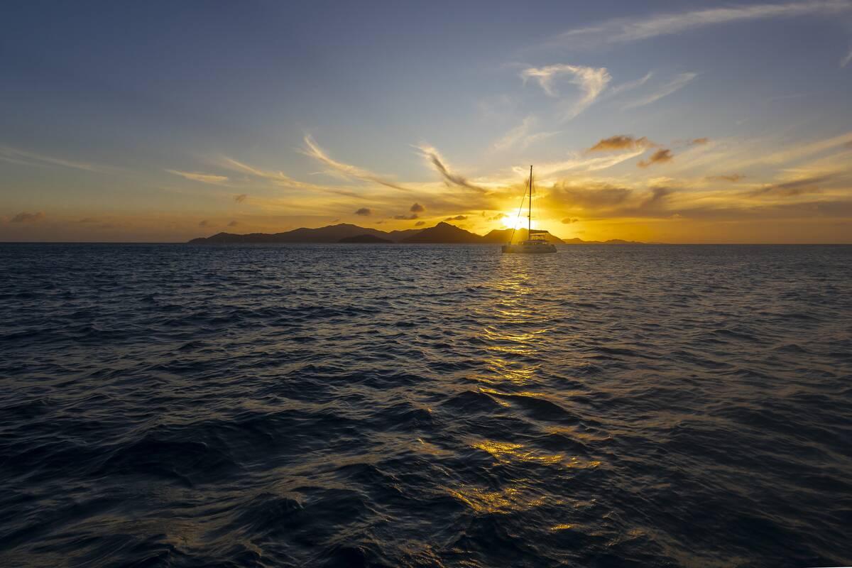 Keturi vyrai 20 valandų praleido jūroje apvirtusioje valtyje ir išgyveno