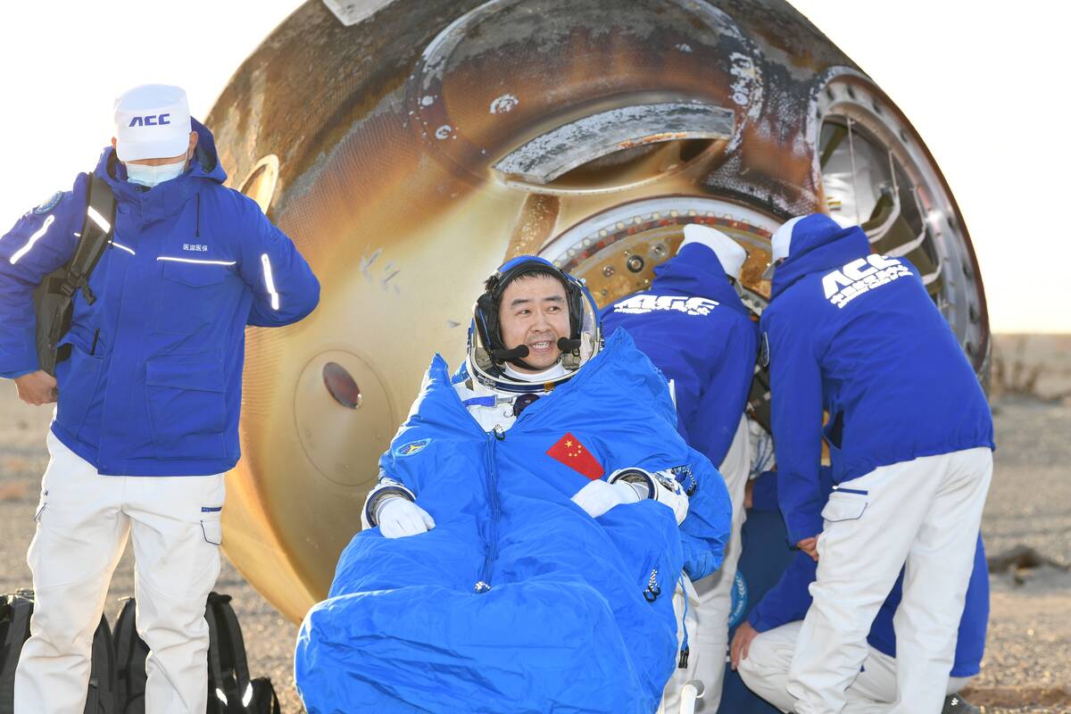 Kinijos „Shenzhou-20“ astronautai grįžta į Žemę