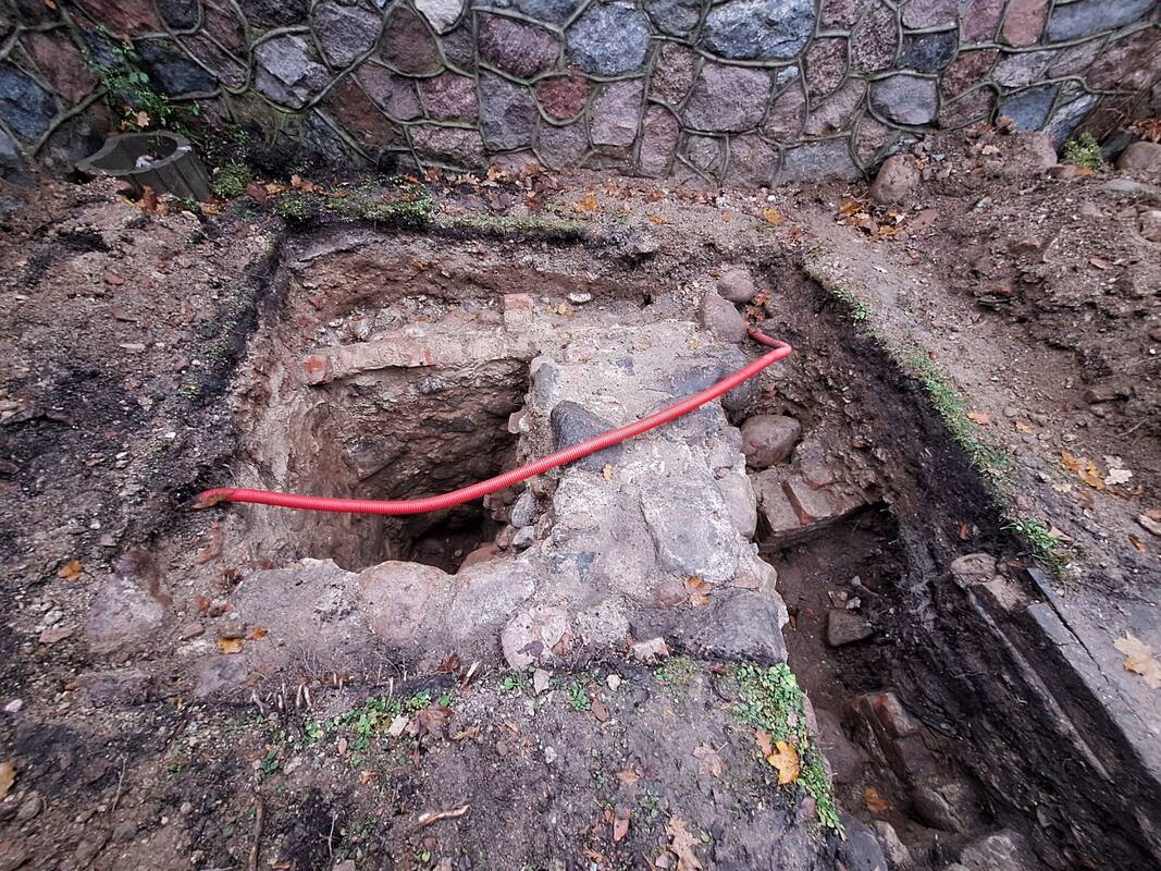 Kretingos bažnyčios šventoriuje aptikta kripta su žmonių kaulais, per 20 kaukolių