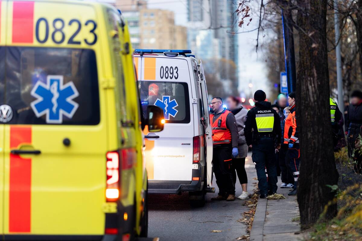 Senjoro vairuojamas „Ford“ susidūrė su „Golf“: sužeisti trys žmonės