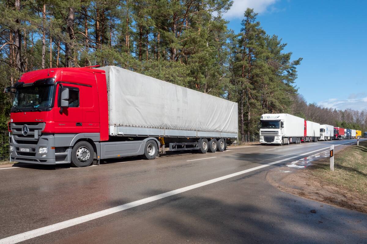 Užsitęsus kritinei situacijai „Linava“ kreipėsi į premjerę: jie priversti gyventi vilkikų kabinose 