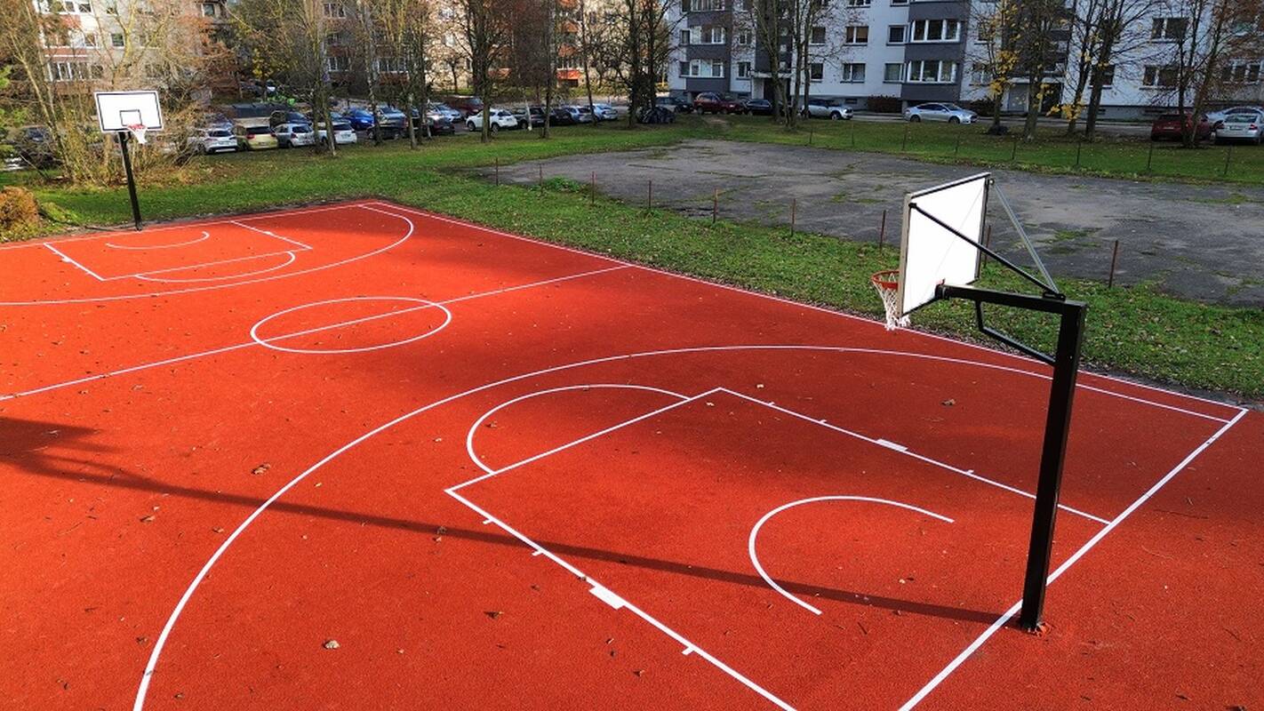 Projektas: bendrovė „Mano BŪSTAS“ užbaigė krepšinio aikštelės atnaujinimo darbus Geležinio Vilko g. 1A kieme. 