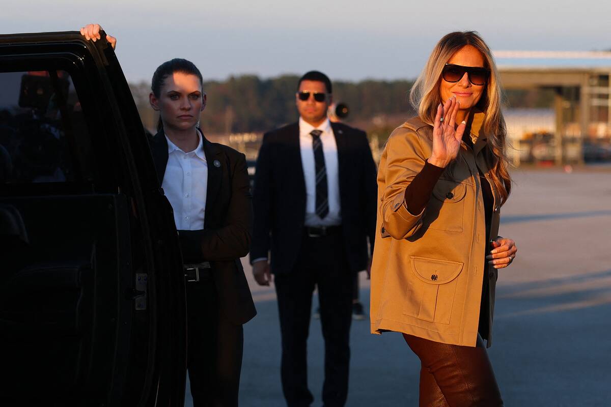 Melania Trump ir Usha Vance prieš Padėkos dieną lanko kariškių šeimas