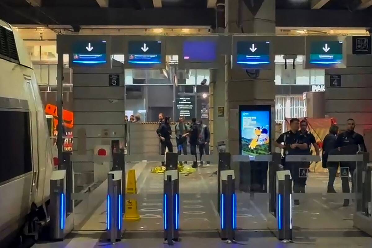 Paryžiuje policija pašovė peiliu ginkluotą vyrą