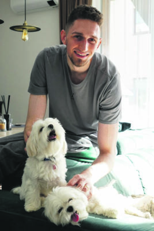 Komanda: krepšininkas sako, kad savo žmonai Gretai visada stengiasi padėti prižiūrėti šuniukus – kol ji vieną maudo, jis kitam jau džiovina kailiuką.