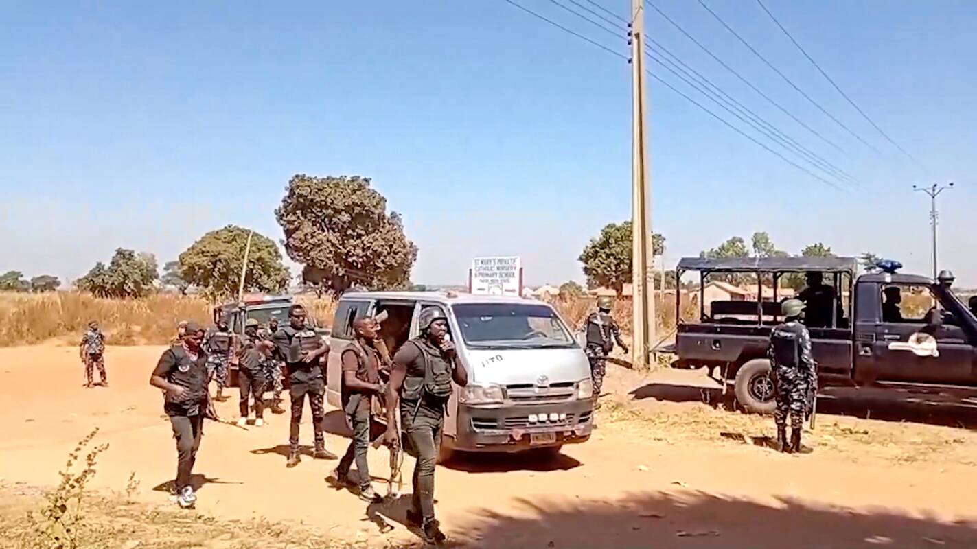 Nigerijoje išvaduotos 24 per masinių grobimų bangą pagrobtos moksleivės