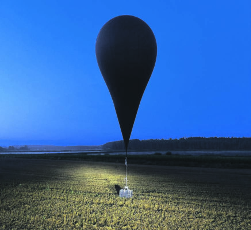 Porcija: Valstybės sienos apsaugos tarnybos teigimu, standartinis balionais gabenamų paketų turinys – apie 1 500 pakelių su baltarusiškomis cigaretėmis.