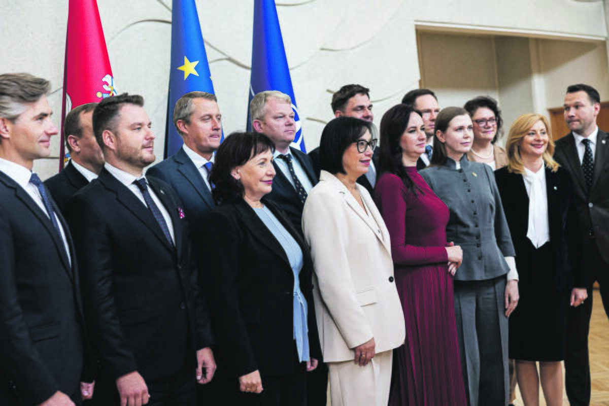 Vakansijos: Vyriausybei susirinkus į pirmąjį posėdį I. Ruginienė ir D. Šakalienė dar stovėjo greta, tačiau netrukus premjerė ją atstatydino. Dar trumpiau – vos kelias dienas – Vyriausybėje išsilaikė kultūros ministras.