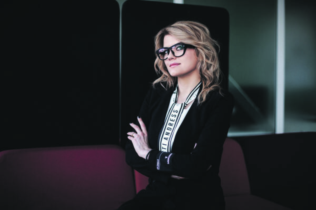 Analizė: E. Vaičiukynaitė tyrinėja reklamų poveikį vartotojams, šiame procese populiaru naudoti žvilgsnio sekimo akinius.