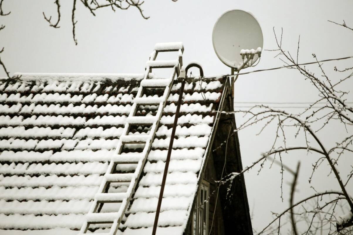 Vilkaviškio rajone susižalojo galimai neblaivus nuo kopėčių nukritęs vyras