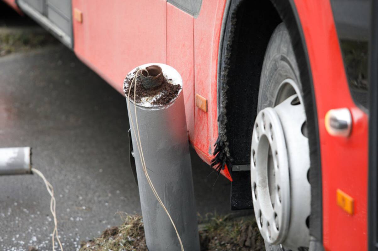 Vilniuje galimai sugedus stabdžiams autobusas kliudė du automobilius, žmonės nenukentėjo