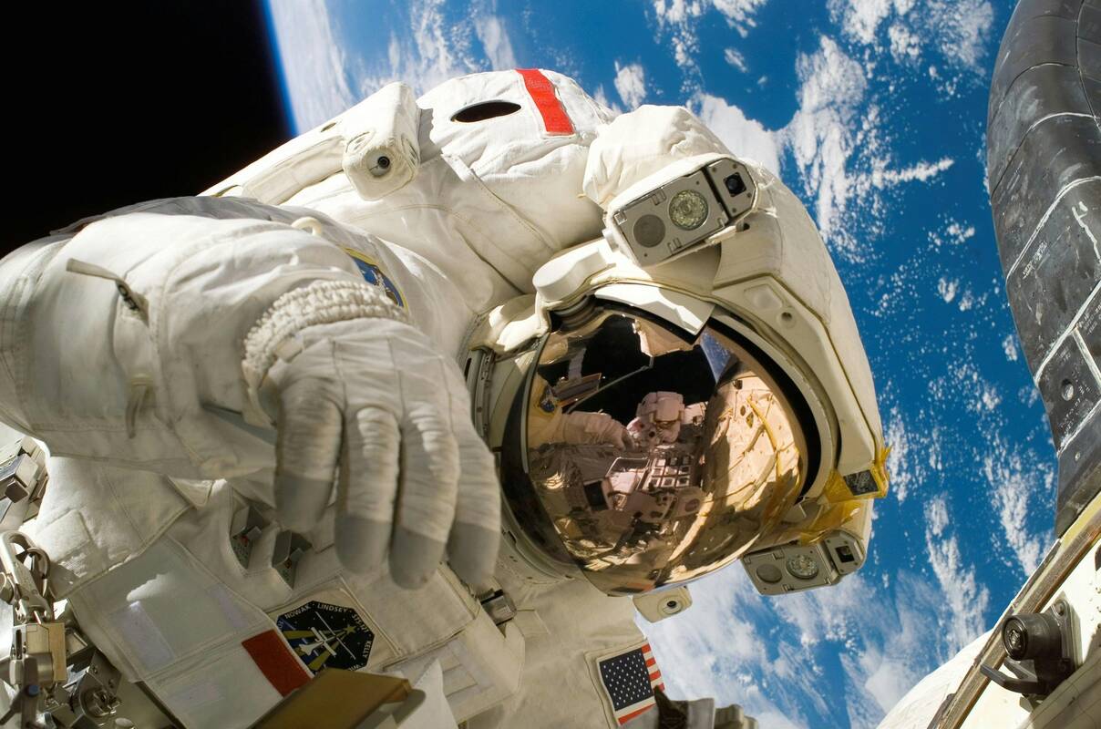 Kaip kvepia kosmosas? NASA astronautė papasakojo apie nepaprastą skafandrų aromatą
