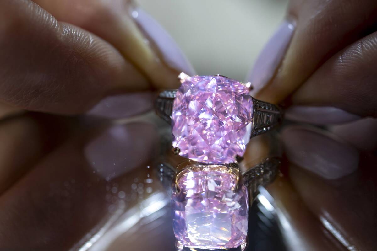 Aukcione Ženevoje parduodami įspūdingi deimantai, įskaitant Napoleono sagę.