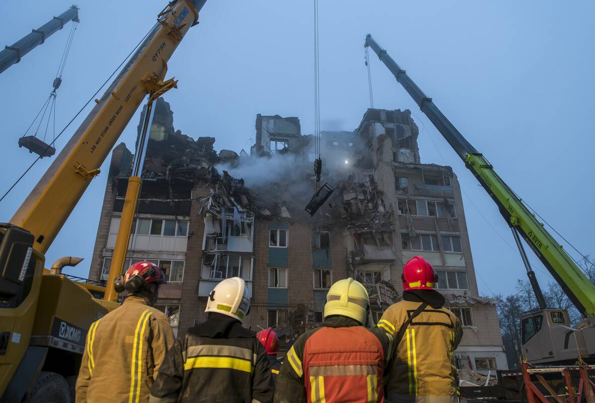 Ternopilyje, Rusijos smūgio vietoje, antrą dieną tęsiamos paieškos ir gelbėjimo operacijos