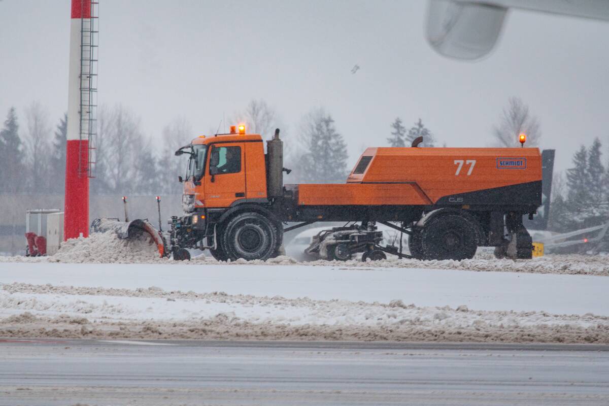 Lėktuvas nuslydo nuo pakilimo tako Vilniaus oro uoste