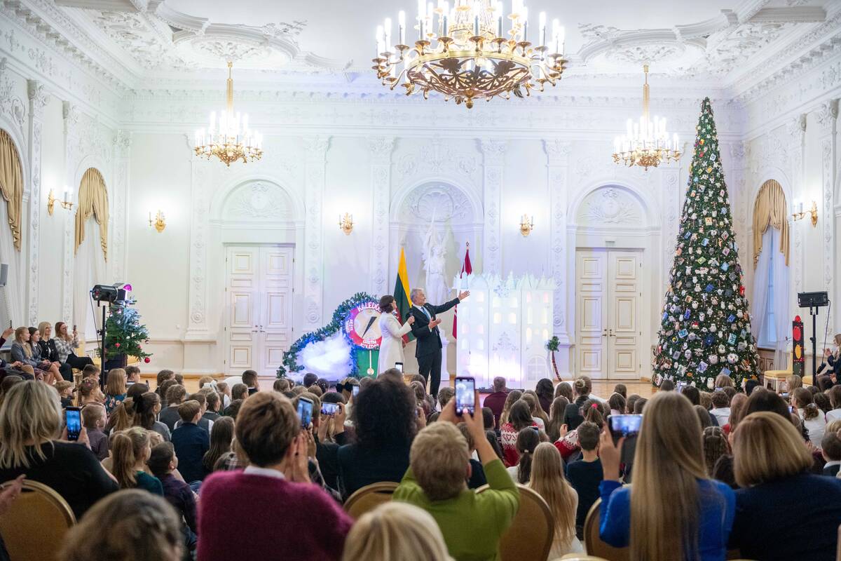 Prezidentūroje įžiebta Kalėdų eglė