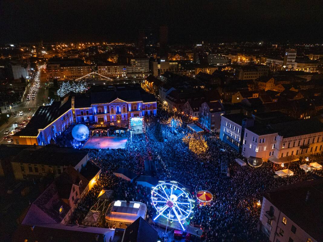 Klaipėdos gatvės suspindės kalėdiniais papuošimais