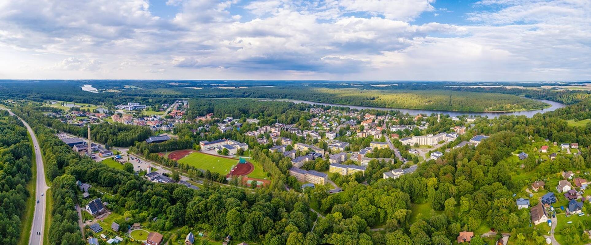 Rytinė kava žvelgiant į Nemuno kilpas, darbas terasoje su vaizdu į parką, per pietų pertrauką – SPA procedūra, o vakare – koncertas, pasivaikščiojimas Nemuno pakrante ar pasivažinėjimas dviračiais Žvėrinčiaus miške – taip šiandien atrodo darbostogos.