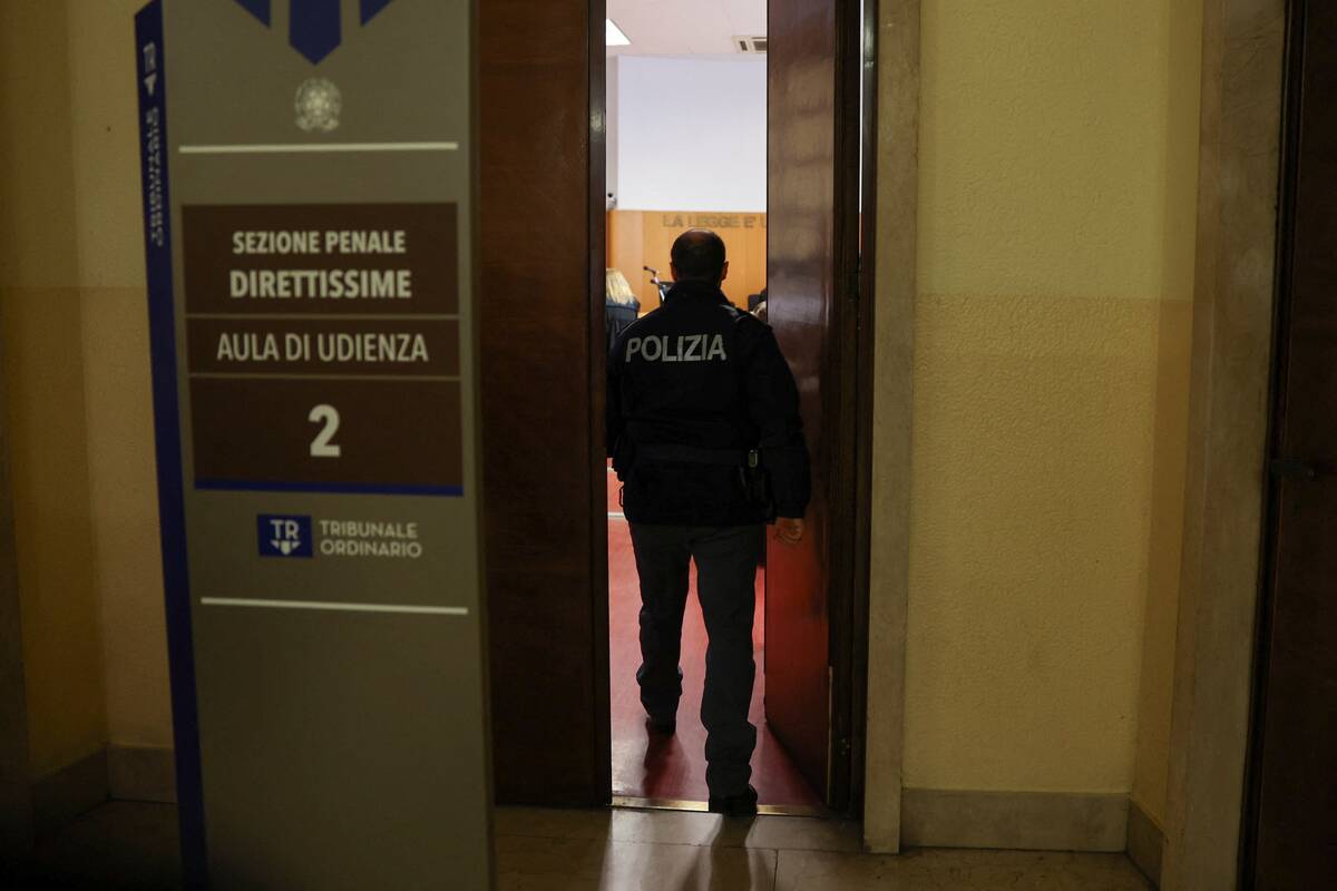 Policijos viršininkas darbo vietoje šovė į veidą jaunai meilužei