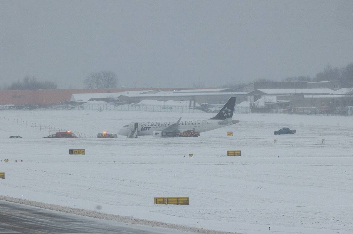 Pranešė, kiek gali trukti tyrimas dėl nuo tako nuslydusio LOT lėktuvo 