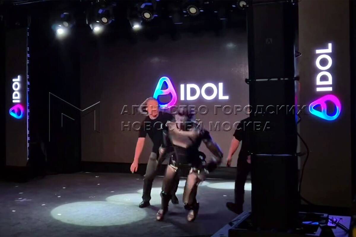 Susipažinkite: naujausias rusų technologinis „pasiekimas“ – šlitinėjantis ir griuvinėjantis robotas