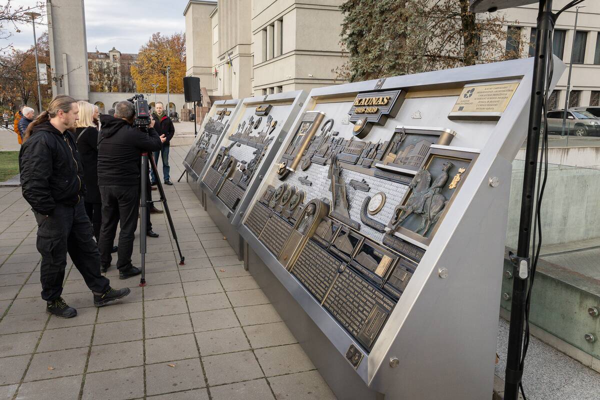 Vienybės aikštėje atidengti  bronziniai bareljefai „Kauno istorija“